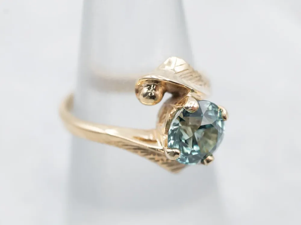 Stylish Gouden Blue Zircon Solitaire Bypass Ring