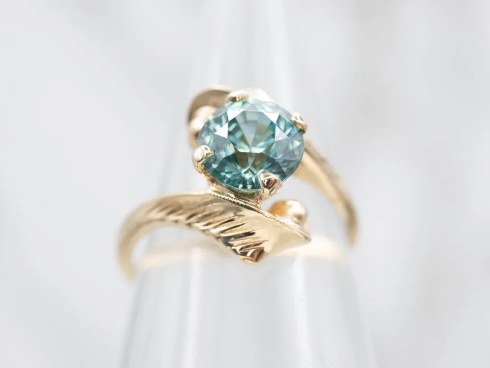 Stylish Gouden Blue Zircon Solitaire Bypass Ring