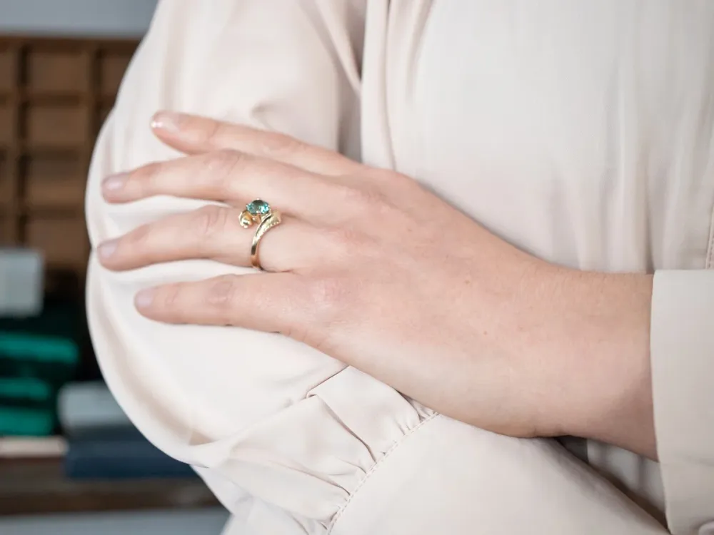 Stylish Gouden Blue Zircon Solitaire Bypass Ring