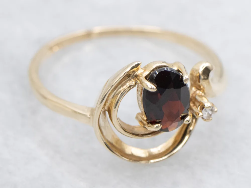 Swirling Garnet and Diamond Goud Ring