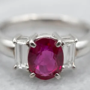 Vibrant Platinum Ruby and Emerald Cut Diamond Ring met CE-Keurmerk