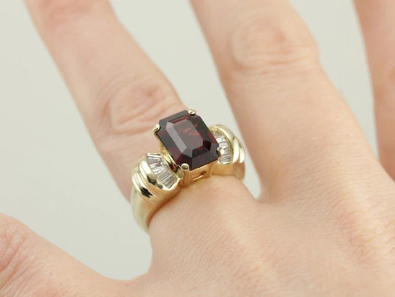 Vintage 1980's Garnet Statement Ring Yellow Verguld