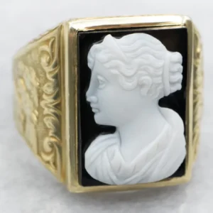 Wild Horses Antique Hardstone Cameo Appelgroen Gold Ring