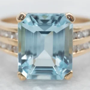 Yellow Gold Emerald Cut Zeeblauw Topaz Ring Diamond Shoulders
