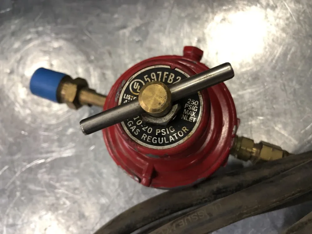 250 Psi Gas-Regulator 597 FB2, w/ Hose