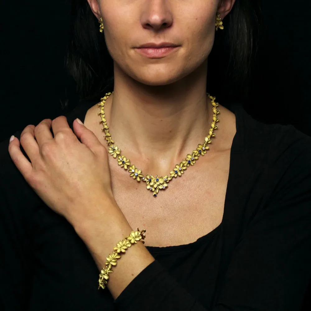 Vintage necklace sapphires diamonds yellow verguld textured met 8 bevestigingspunten
