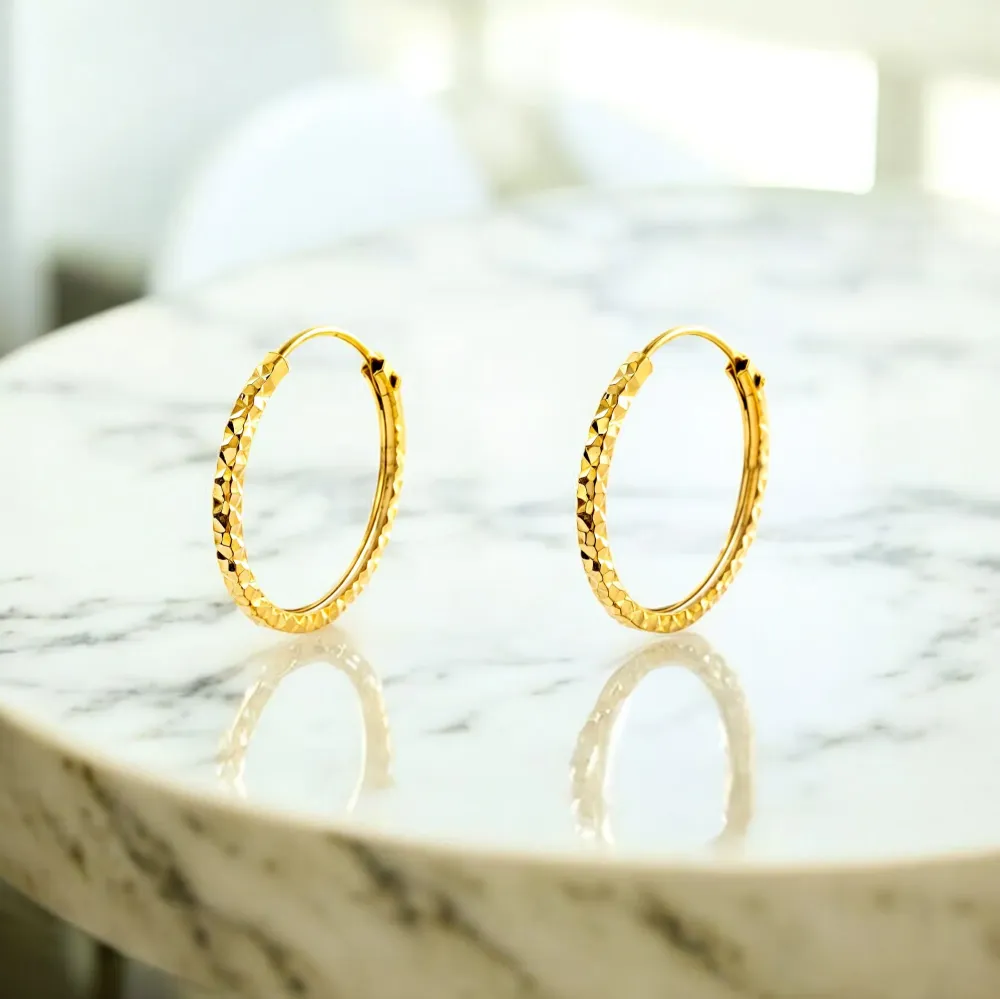 18ct Citroengeel Gold Square Carved Hoop Earrings 12 x 1.2 mm