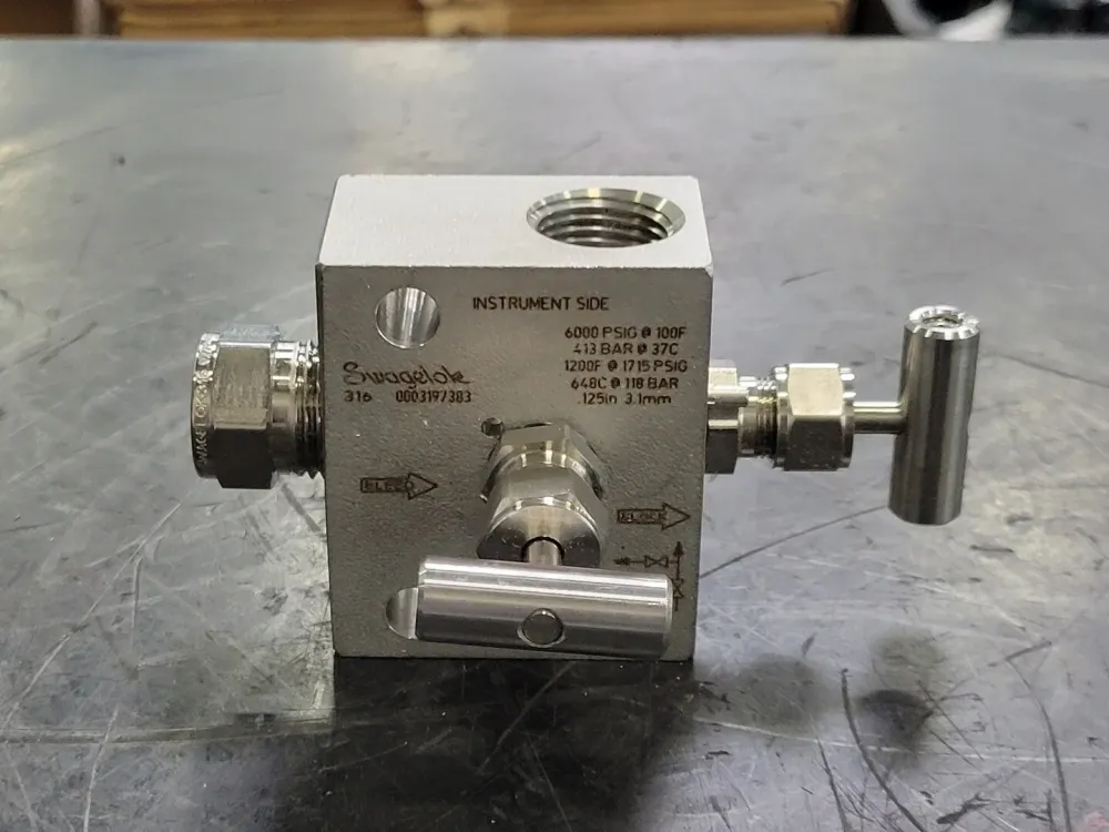 2-Valve Instrument Manifold 1/2 SS-V2BF8-G