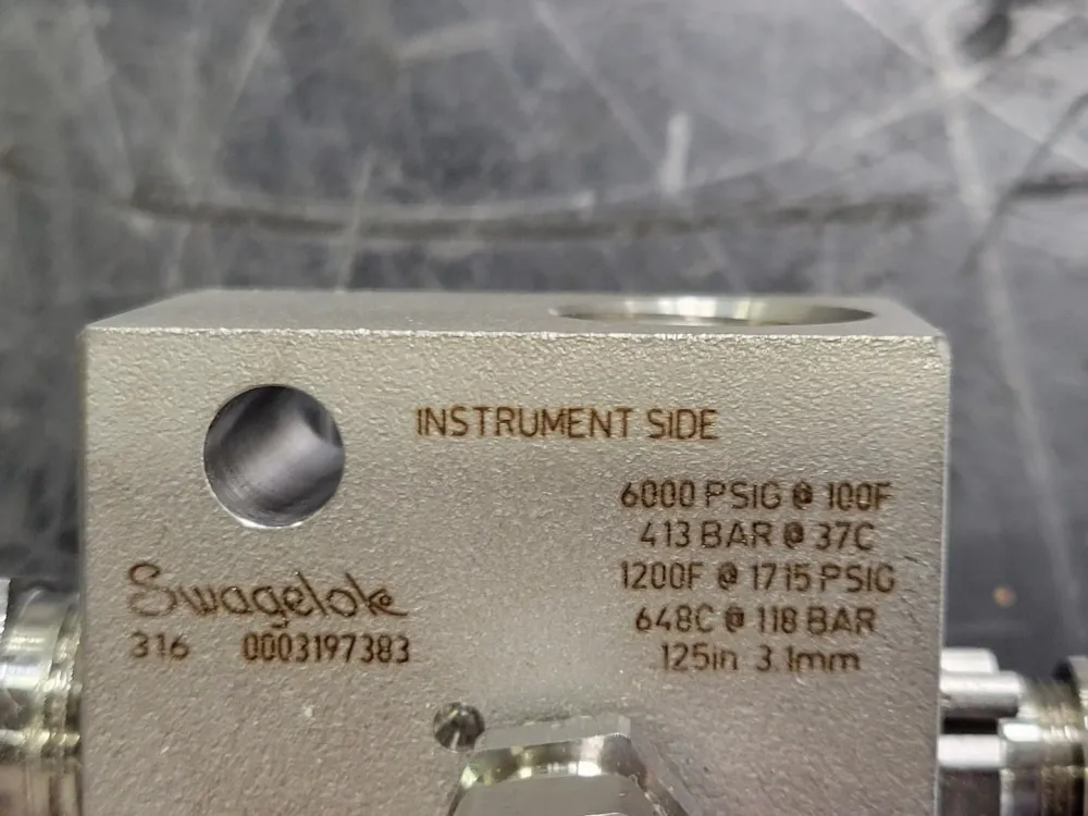 2-Valve Instrument Manifold 1/2 SS-V2BF8-G