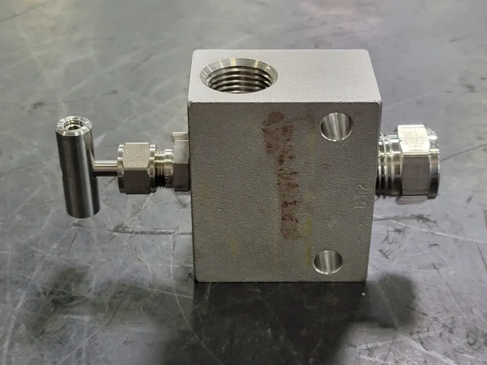 2-Valve Instrument Manifold 1/2 SS-V2BF8-G