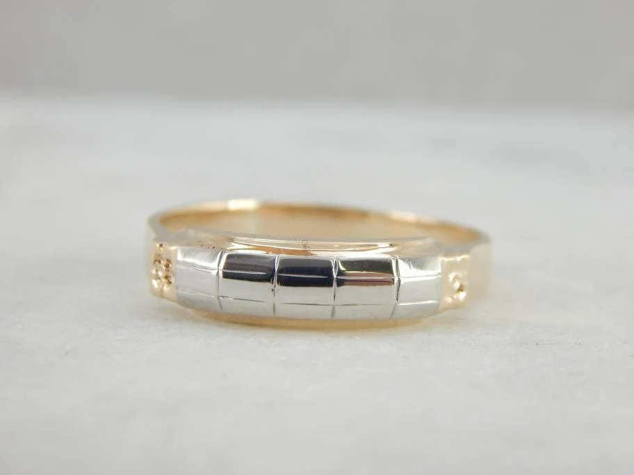 Domed and Faceted Two Tone Wedding Band - Vervaardigd volgens DIN-norm