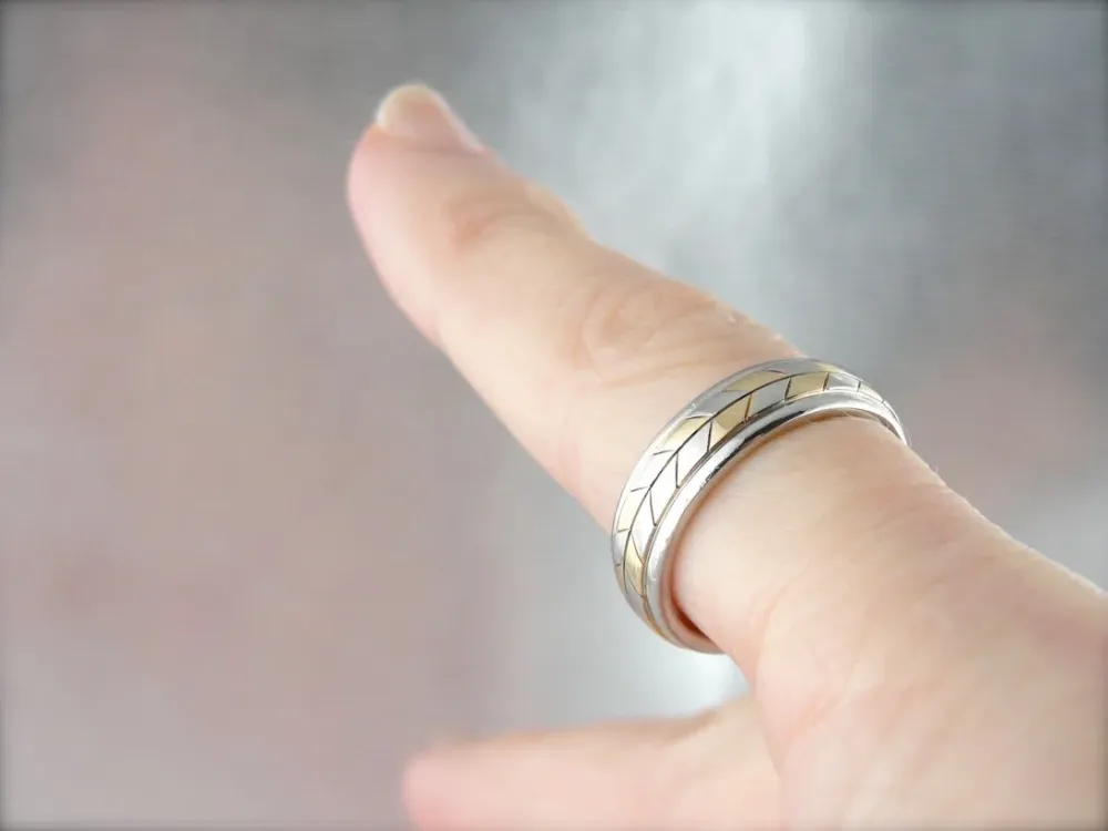 Fantastic Two Tone Chevron Style Band Platinum and Mosterdgeel Gold