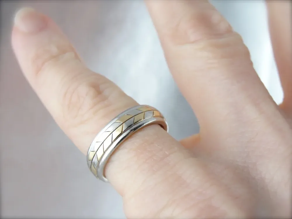 Fantastic Two Tone Chevron Style Band Platinum and Mosterdgeel Gold