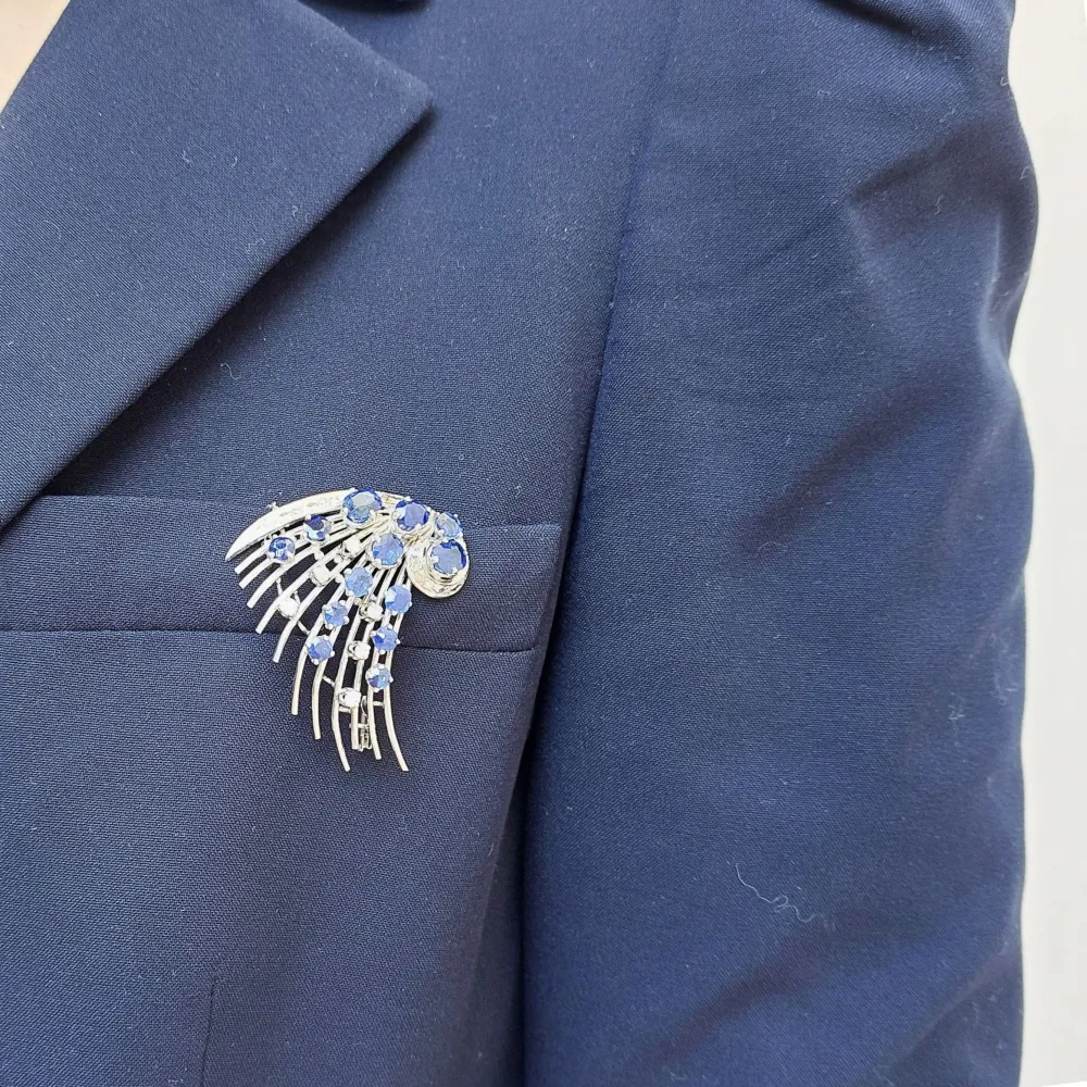 HIPPIAS-Diamonds and sapphires brooch met Gegarandeerde Pasvorm