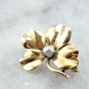 Shamrock and Natural Pearl Pin Polished Verguld