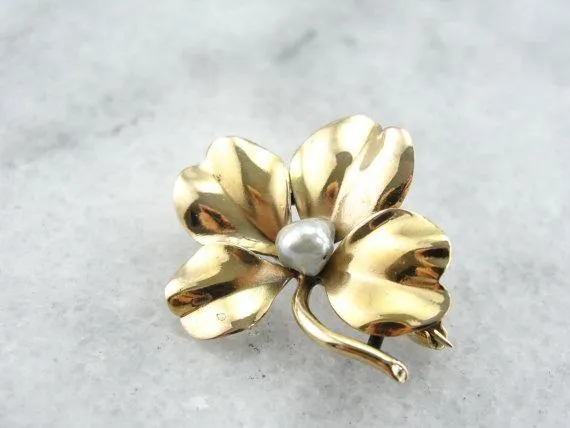 Shamrock and Natural Pearl Pin Polished Verguld