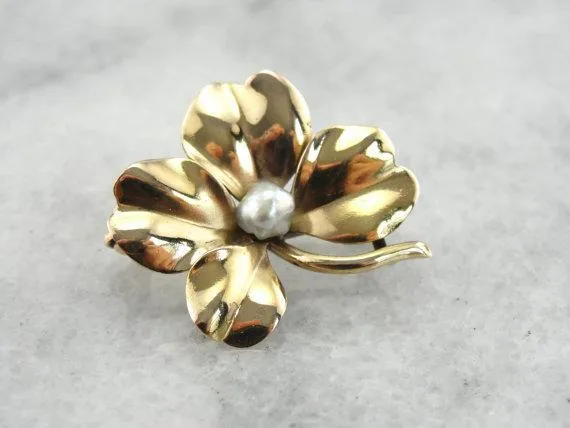 Shamrock and Natural Pearl Pin Polished Verguld