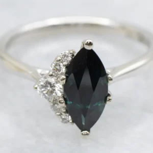 Modernist Marquise Sapphire and Diamond Ring voor lagers en assen