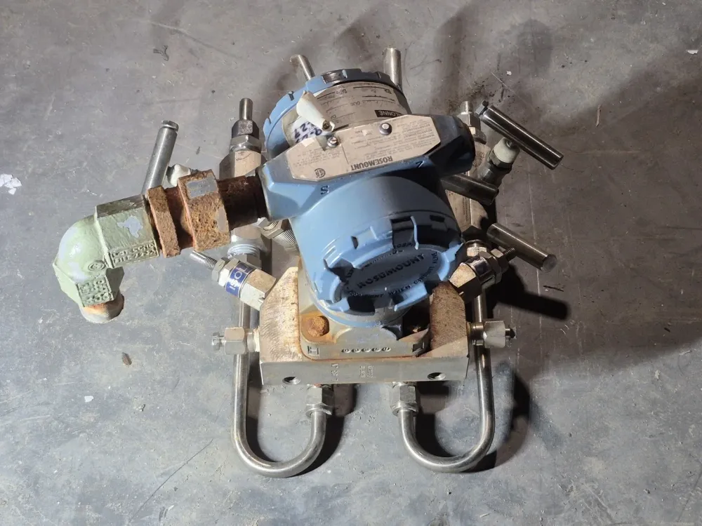 Pressure Transmitter 3051CD205A1AS5C6Q4 w/ Valve Manifold