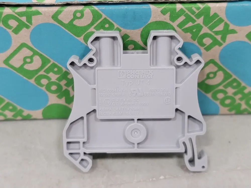 UT 4 Feed Through Terminal Block 3044102 (Box 50)