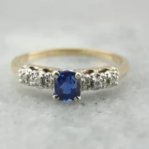 Bright Blue Sapphire Engagement Ring Geel and White Gold