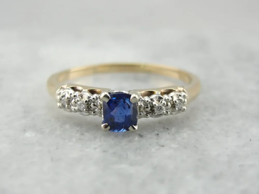 Bright Blue Sapphire Engagement Ring Geel and White Gold
