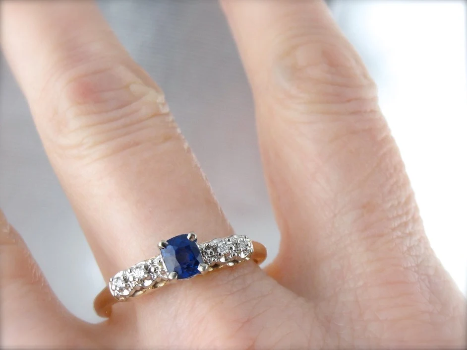 Bright Blue Sapphire Engagement Ring Geel and White Gold