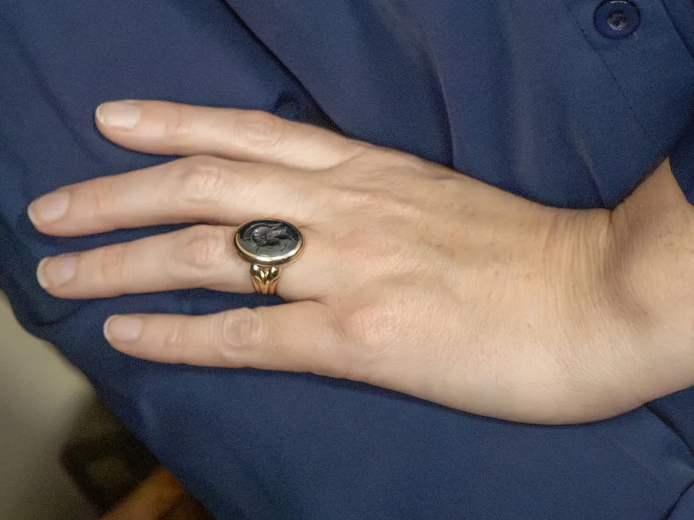 Gegalvaniseerd Roman Soldier Hematite Intaglio Gouden Statement Ring