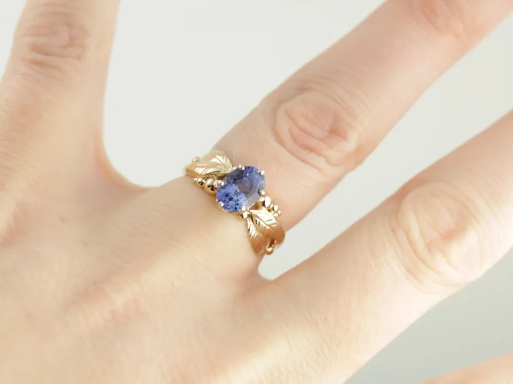 Indigo Sapphire Gemstone Ring set Antiekstijl Leaf and Berry, Botanical Themed Setting