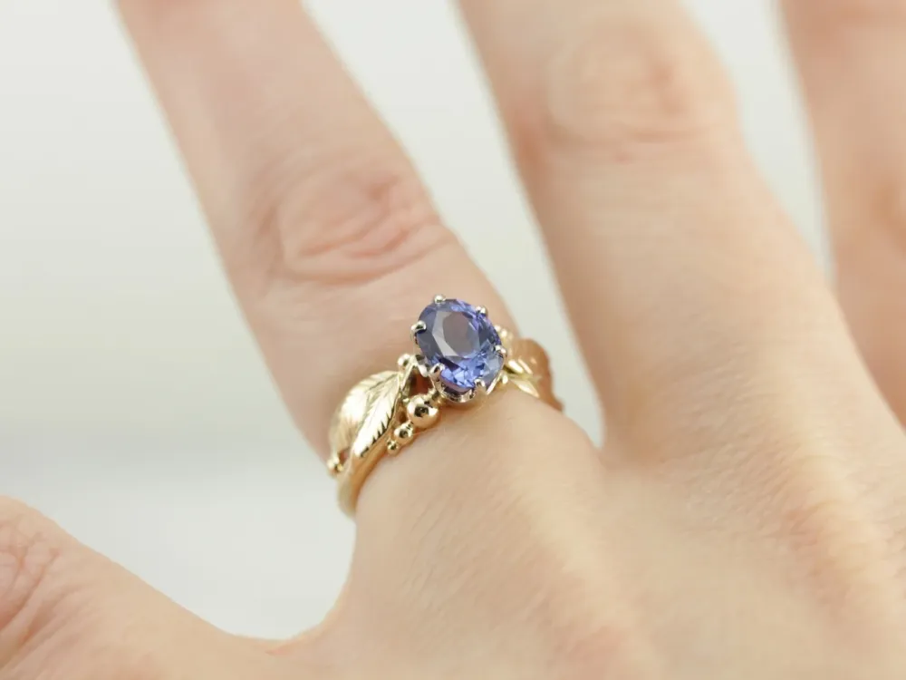 Indigo Sapphire Gemstone Ring set Antiekstijl Leaf and Berry, Botanical Themed Setting