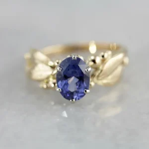Indigo Sapphire Gemstone Ring set Antiekstijl Leaf and Berry, Botanical Themed Setting