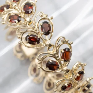 Looping Goud and Garnet Butterfly Link Bracelet