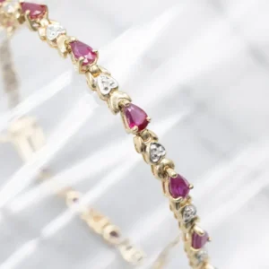 Sweetheart Shaped Ruby and Diamond Link Bracelet door SafetyChain