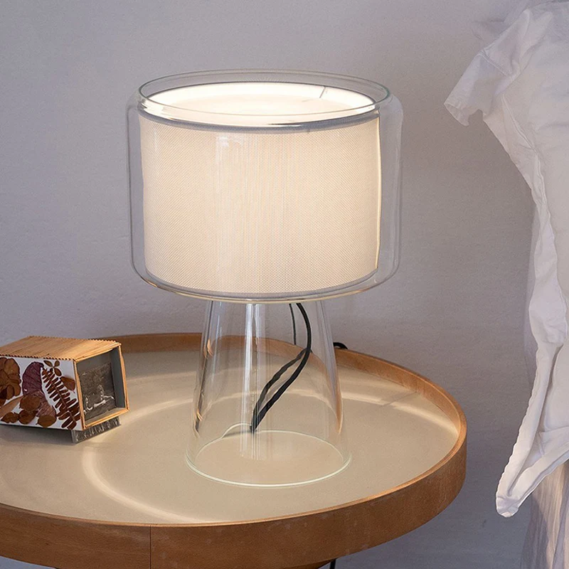 Glanzend glazen schimmel plug- nachtlampje, modernistische enkele wit/beige tafellamp met geplooide stoffen kap aan de bin...