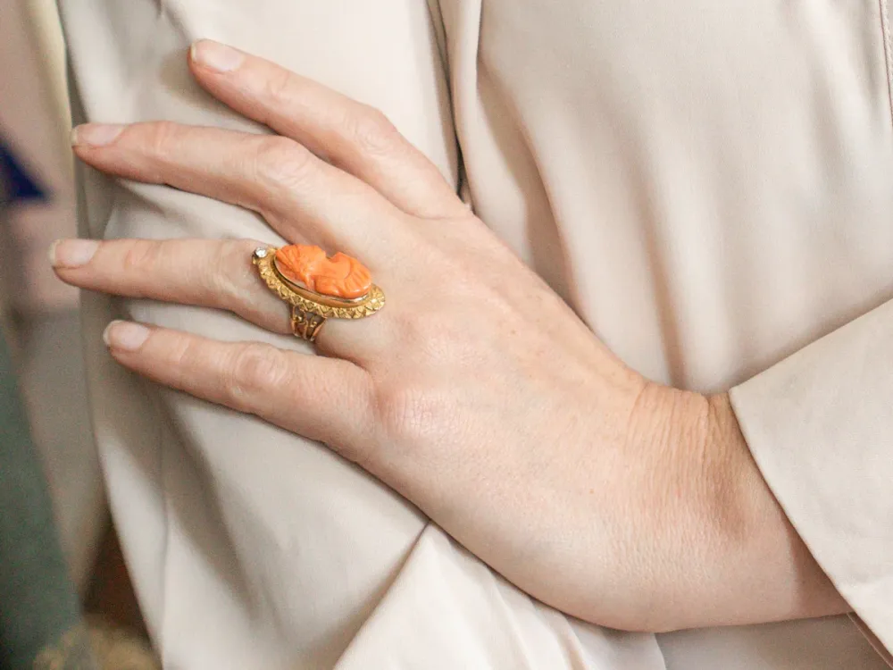 Victorian Revival Handgesneden Coral Cameo and Diamond Ring - Onbehandeld