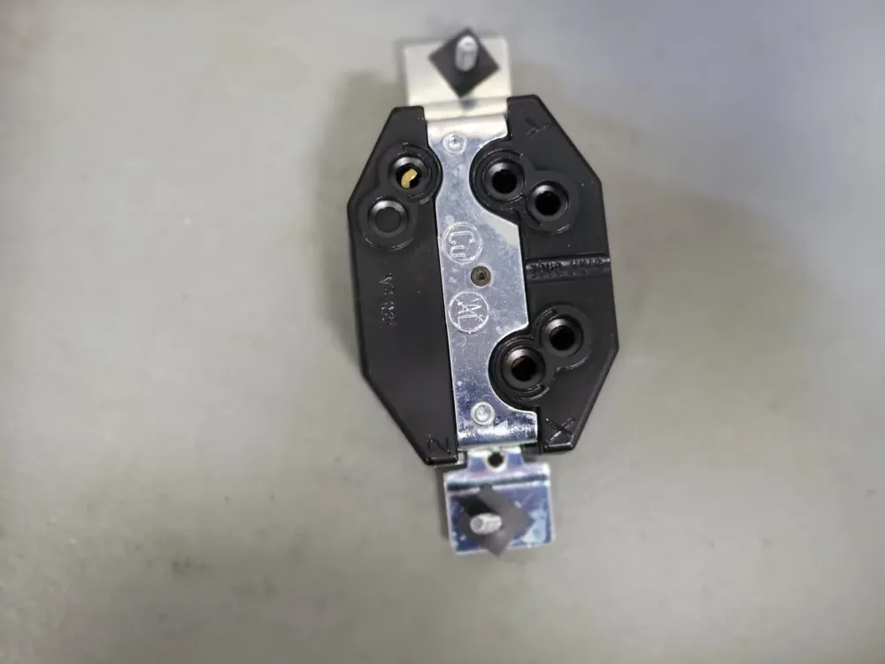 20A 480V Locking Receptacle 70820-FR, 2340 (Box 10)