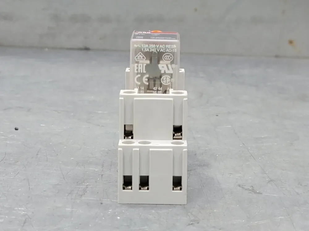 12 Amp Pluggable Interface Relay CR-M024AC2L w/ Relay Socket 1SVR405651R2000