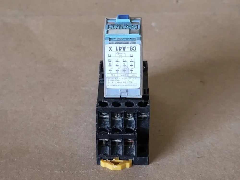 AC Control Relay C9-A41X, Serie QR-C w/ Relay Socket 0361EW2