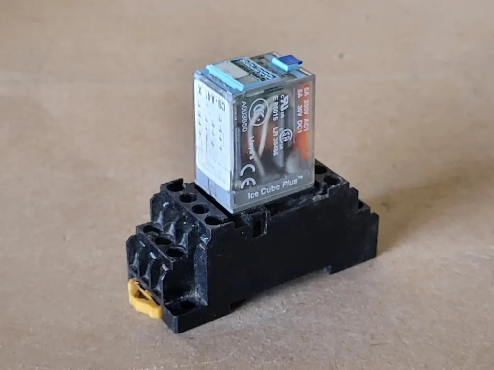 AC Control Relay C9-A41X, Serie QR-C w/ Relay Socket 0361EW2