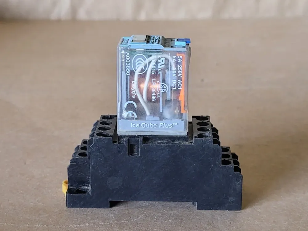 AC Control Relay C9-A41X, Serie QR-C w/ Relay Socket 0361EW2