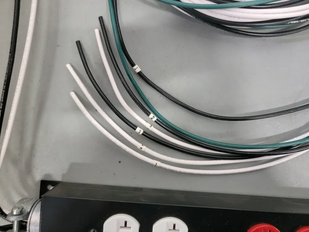 11" Metalen Plug Track 2 Pole 3 Wire 20A/125V