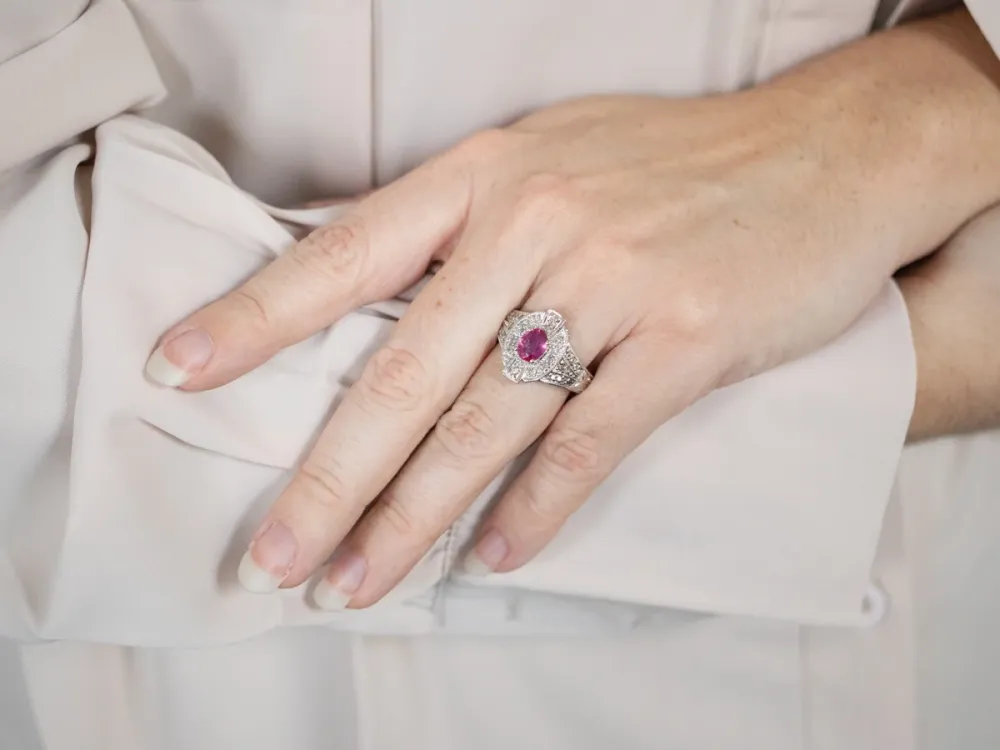 Modern Blush Sapphire and Diamond Halo Ring Voor automobieltoepassingen