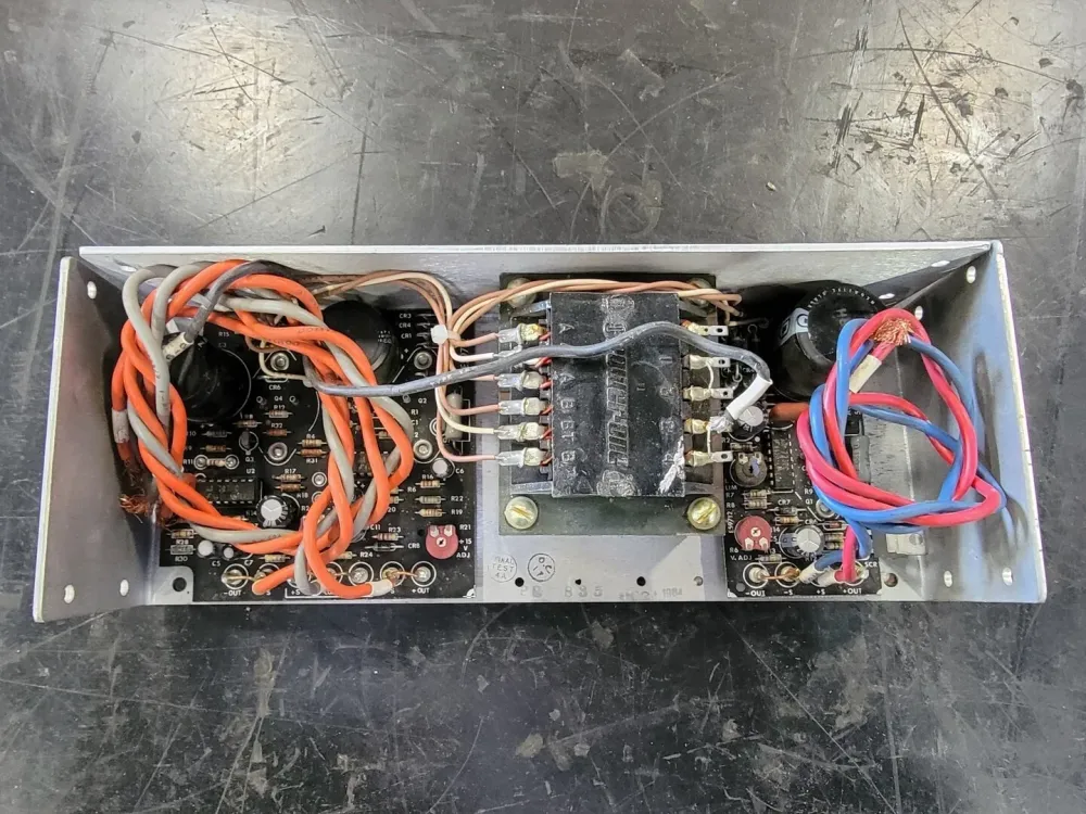 3 Amp 120/240 Volts Linear Power Supply HBAA-40W- met Overbelastingsbeveiliging