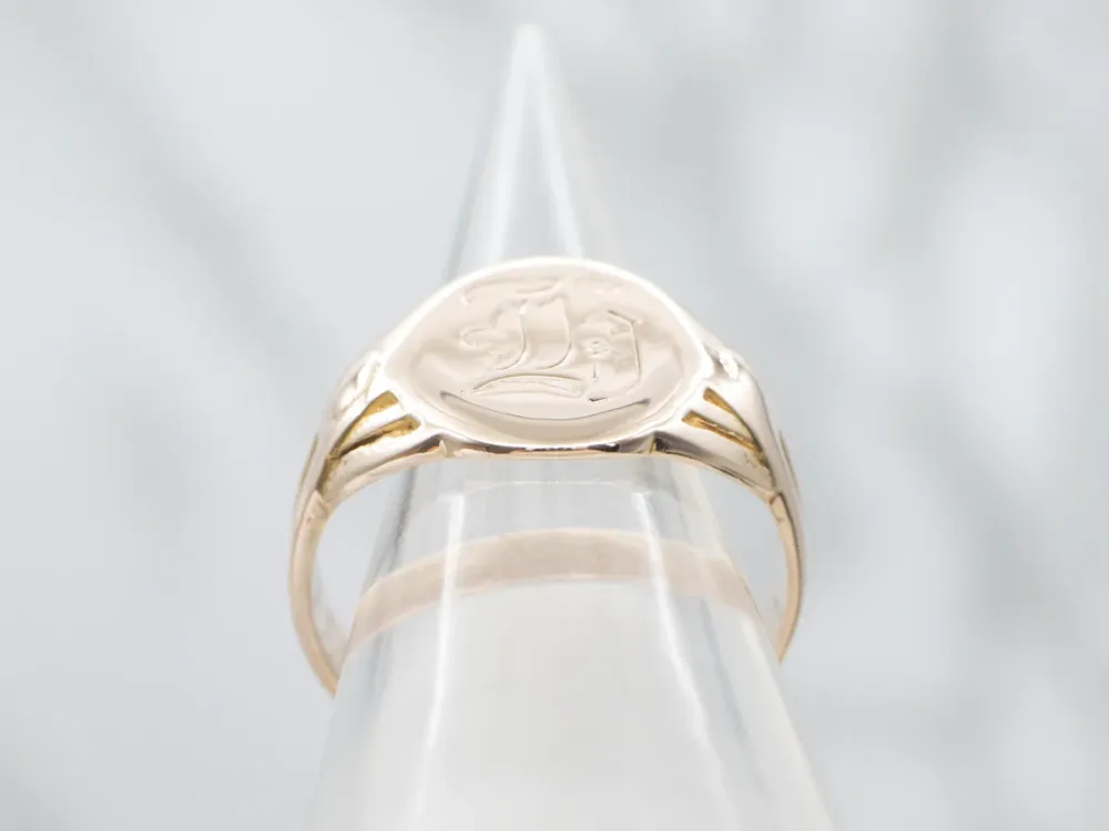 Lasergravering Old English Letter "T" Gold Signet Ring