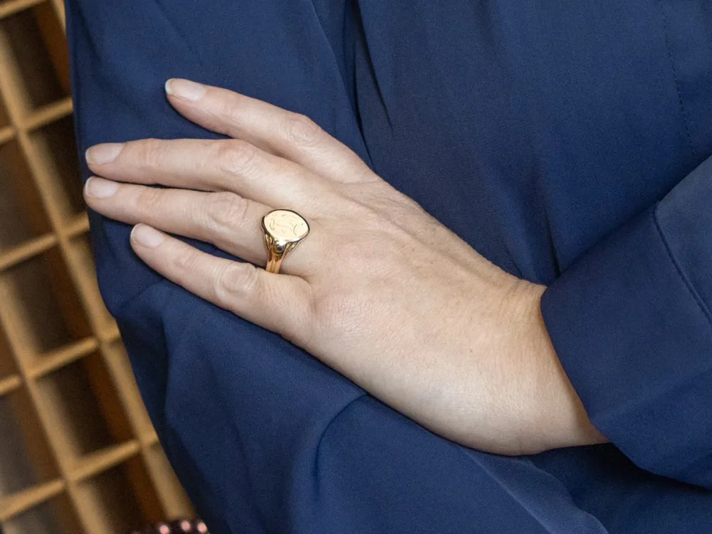 Lasergravering Old English Letter "T" Gold Signet Ring