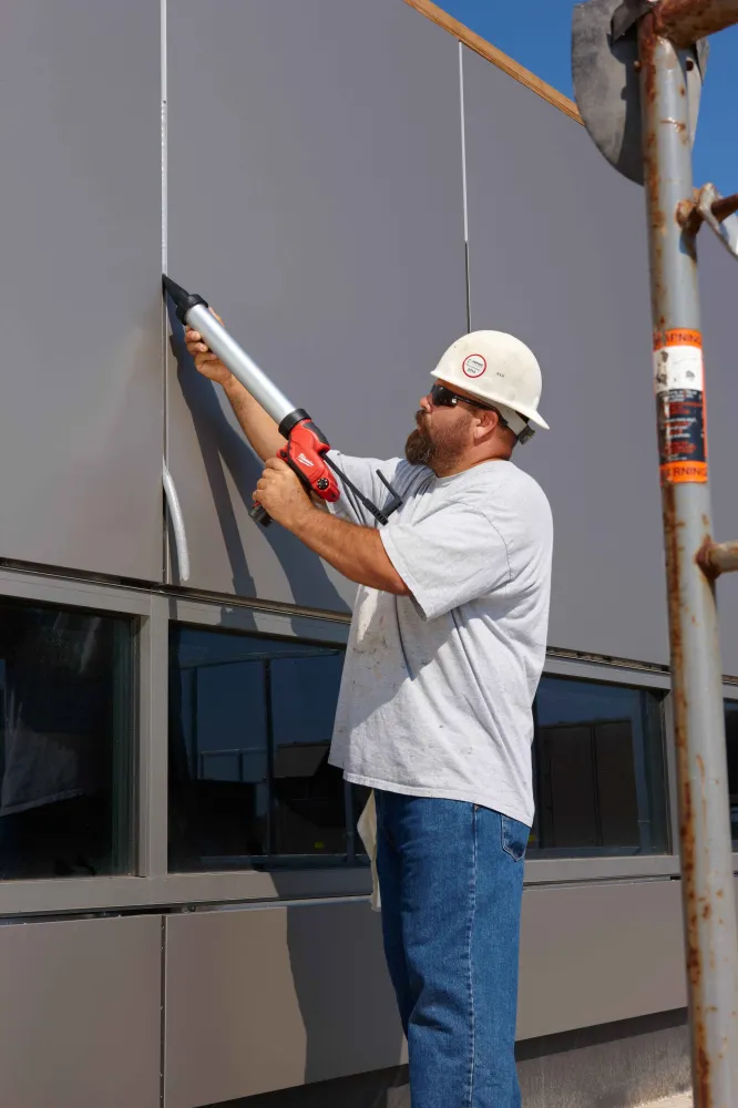 MILWAUKEE M12™ 20 oz. Lichtmetaal Barrel Caulk & Adhesive Gun Kit