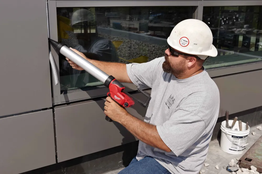 MILWAUKEE M12™ 20 oz. Lichtmetaal Barrel Caulk & Adhesive Gun Kit