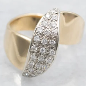Diamond and Goud Ribbon Twist Ring door SafetyChain
