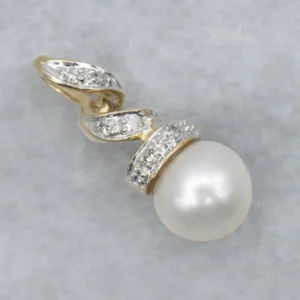 Twisting Gouden Diamond and Pearl Pendant
