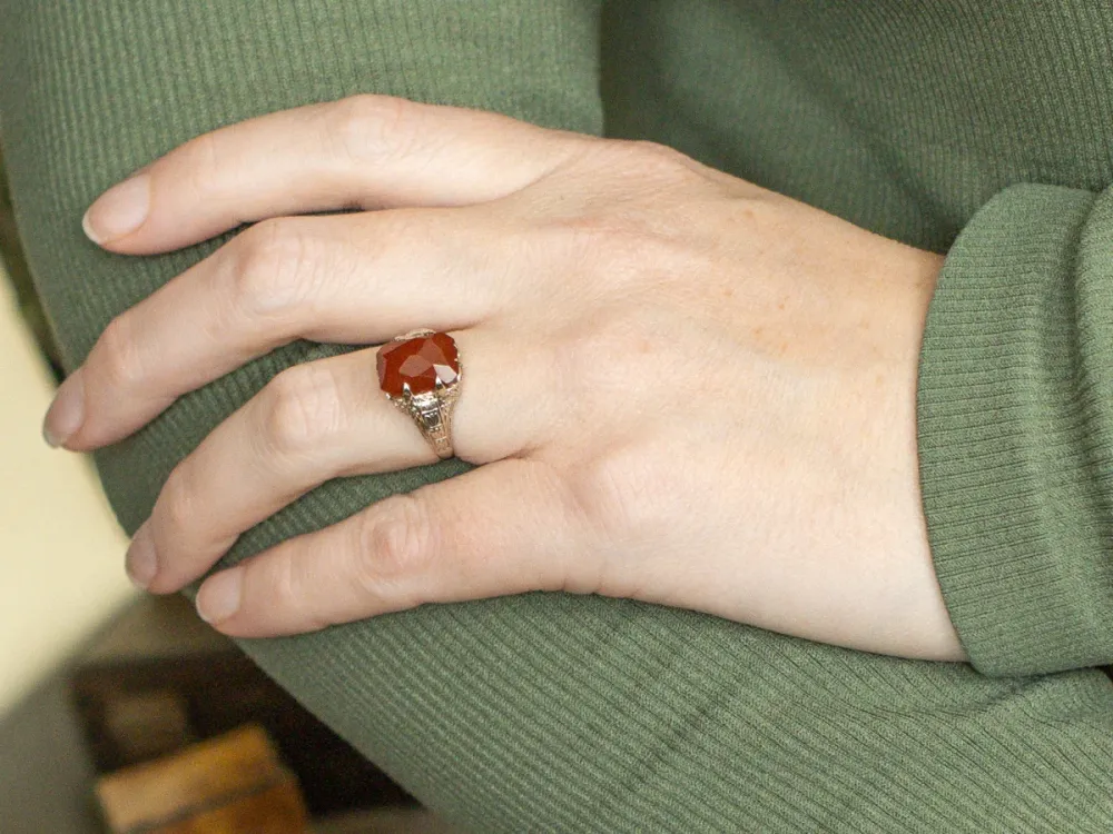Art Deco Era Faceted Carnelian Ring Ingegraveerd 14K White Gold